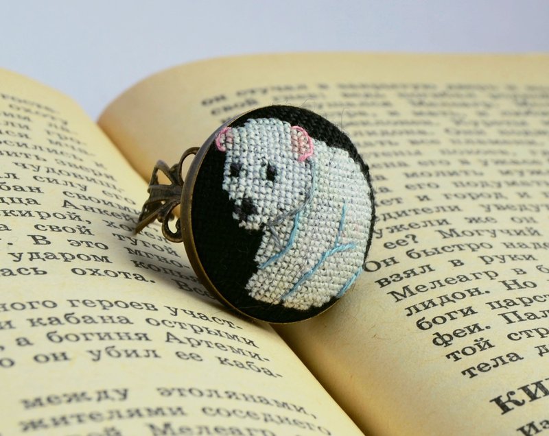 白色北極熊刺繡戒指 送給動物愛好者的十字繡首飾 送給女性的手工 - 戒指 - 繡線 白色