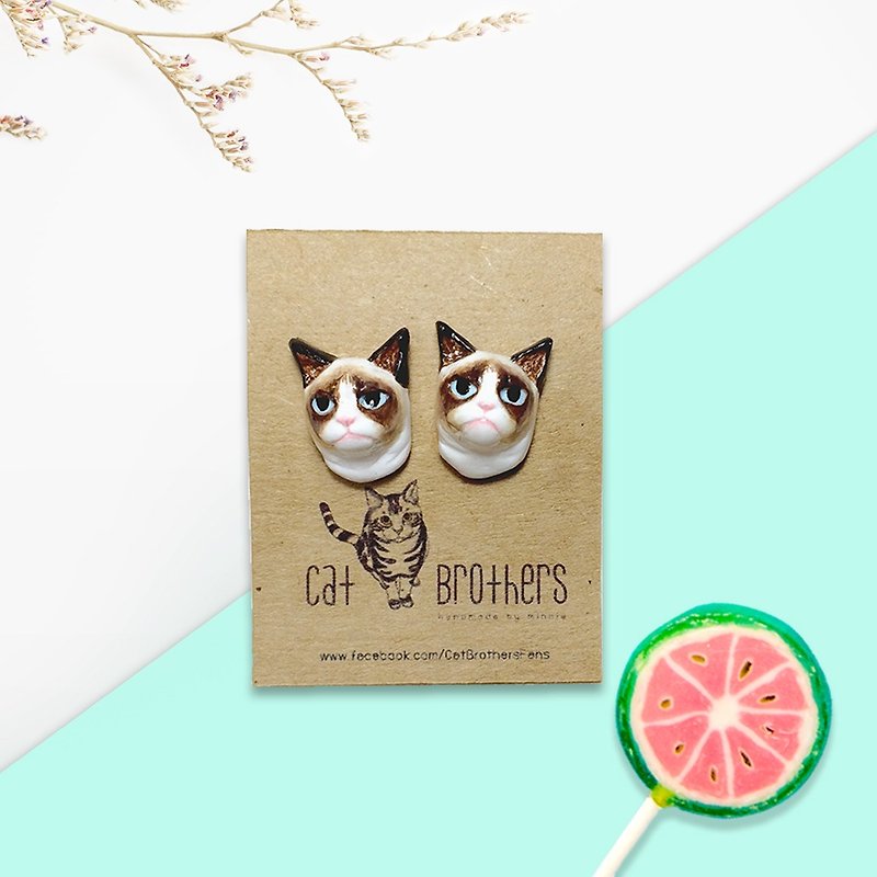 Grumpy Cat Earrings, Cat Stud Earrings, cat lover gifts - ต่างหู - ดินเหนียว สีนำ้ตาล