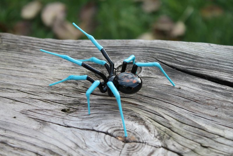 Blue Black Glass Spider Mini FigurineRealistic Details for Collecting or Gifting - งานเซรามิก/แก้ว - แก้ว สีน้ำเงิน