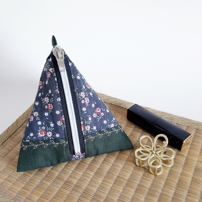 【現貨】三角拉鏈包 (藍底小紅花 ‧ 花縫針) - 化妝包/收納袋 - 棉．麻 藍色