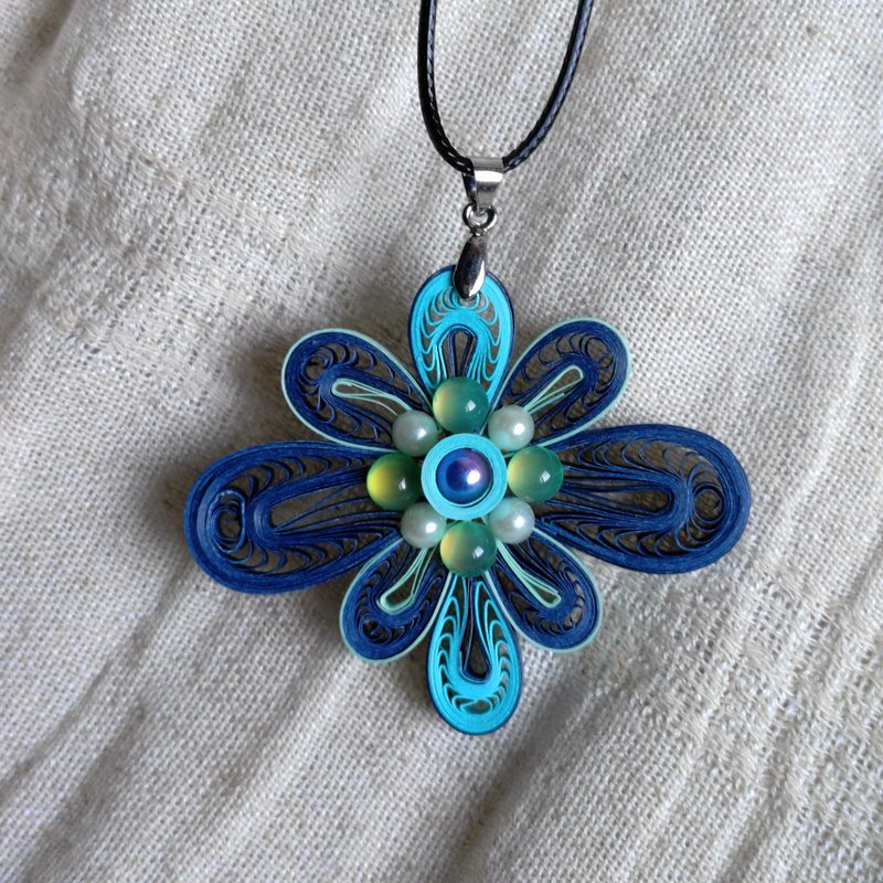 寬版藍底淺藍芯八瓣捲紙珠飾項鍊 - 項鍊 - 紙 藍色