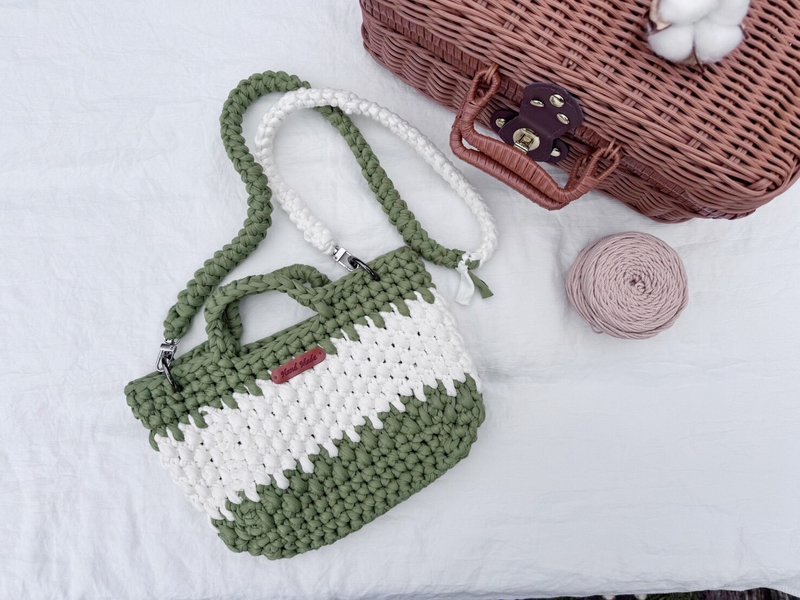 Crochet bag handbag shoulder bag side backpack woven bag - two-color splicing bag - กระเป๋าแมสเซนเจอร์ - ผ้าฝ้าย/ผ้าลินิน สีเขียว