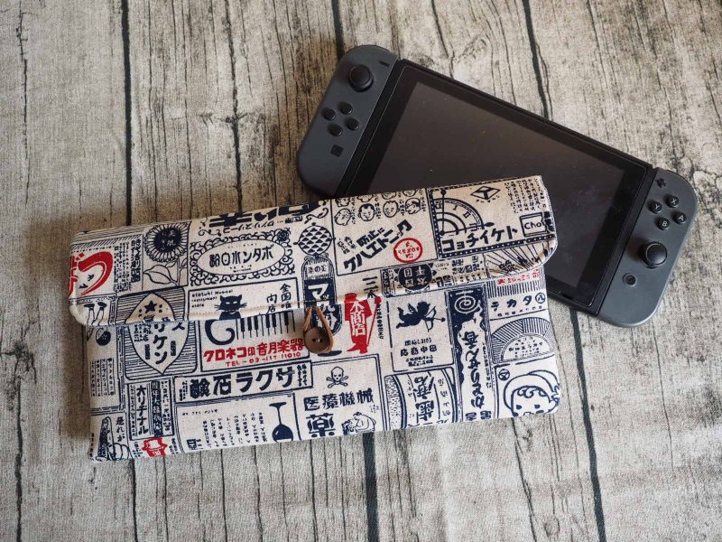 英國製作 棉麻米色日本懷舊海報圖案 switch平板電腦保護套電腦包 - 電腦包/筆電包 - 棉．麻 卡其色