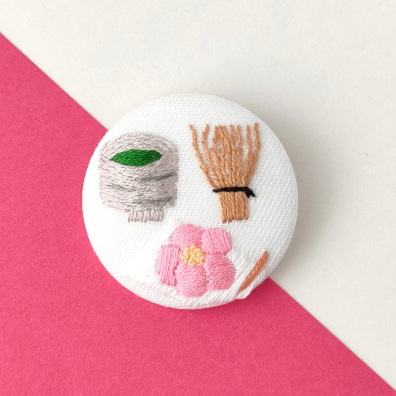 お抹茶をどうぞ刺繍ブローチ - 胸針 - 棉．麻 粉紅色