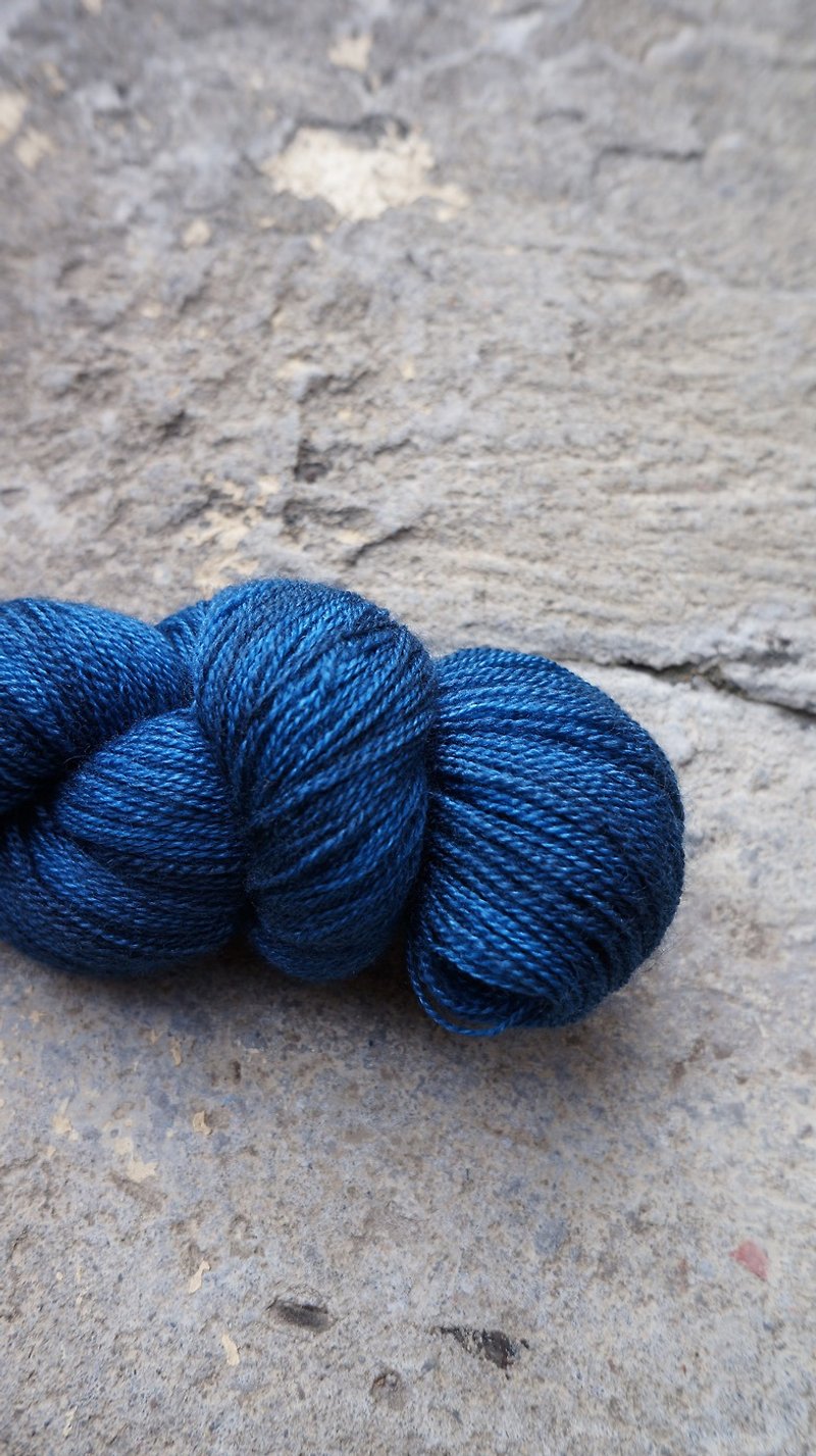 手染蕾絲線。深夜藍 (80 BFL/20 Silk) - 編織/刺繡/羊毛氈/縫紉 - 羊毛 