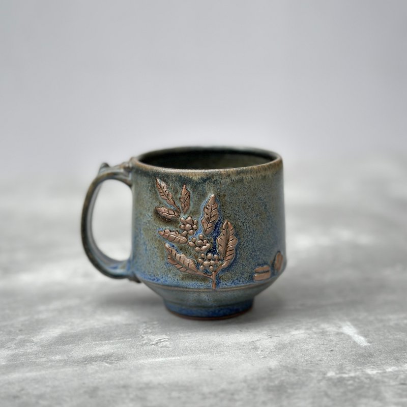 泥繪咖啡樹灰藍釉小陶杯 - 咖啡杯/馬克杯 - 陶 藍色