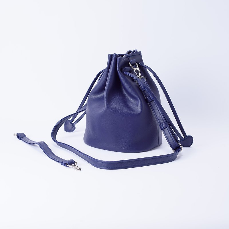 Candy style large bucket bag with drawstring top, portable and shoulder-carrying, interchangeable Purplish blue / purple blue - กระเป๋าแมสเซนเจอร์ - หนังเทียม สีน้ำเงิน