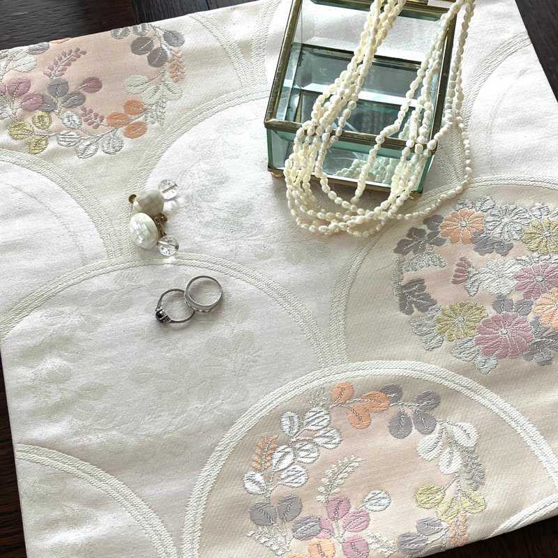 Gorgeous kimono obi doily vase mat - Place Mats & Dining Décor - Silk Silver