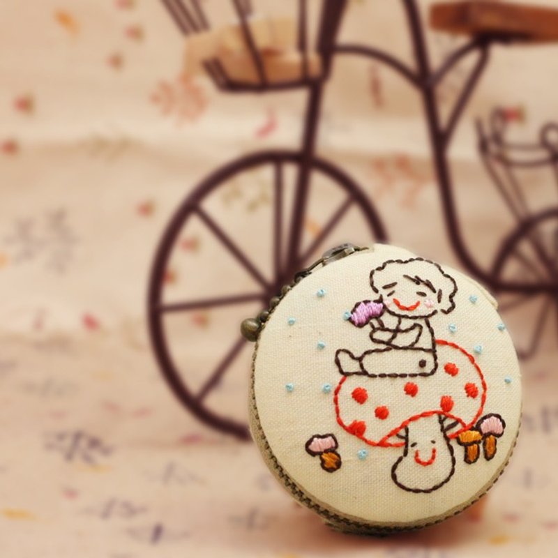 刺繡 ♥ 小小人兒 ♥ 馬卡龍零錢包 吊飾 鑰匙圈 手作 婚禮小物 - 零錢包/小錢包 - 其他材質 紅色