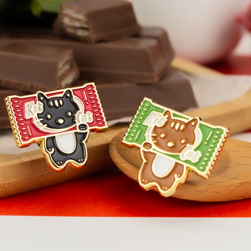 Kit Cat エナメルピン — 日本のスナックピン |かわいい食べ物のイラスト |食べ物のダジャレ - ブローチ - 金属 ブラック