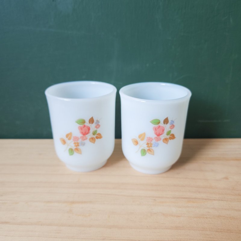 [Arctic second-hand groceries] Early cup milk glass tea cup flower pattern gift - Teapots & Teacups - Porcelain White