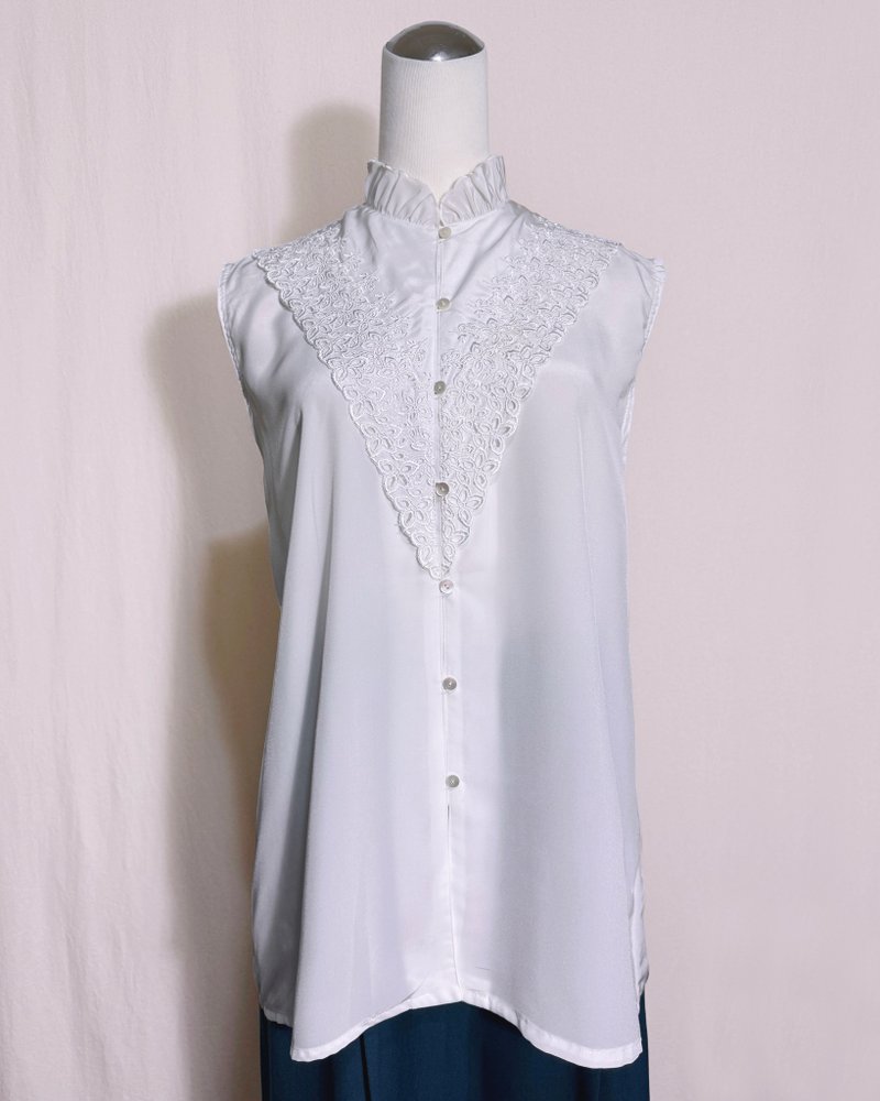 荷葉領前襟刺繡無袖古著襯衫/ 國外帶回 VINTAGE - 女襯衫 - 聚酯纖維 白色