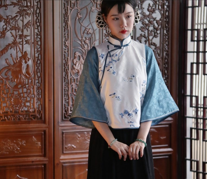 [Anzhiting Blue] Retro style of the Republic of China, three blue embroidered Chinese style inverted large sleeves top - Women's Tops - Other Materials Blue