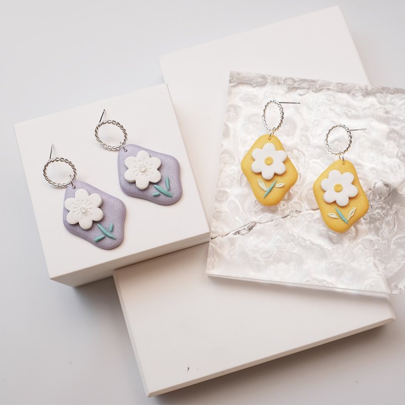 Soft pottery earrings earrings three-dimensional flower leaves simple small fresh purple yellow ins wind gift - ต่างหู - ดินเหนียว ขาว