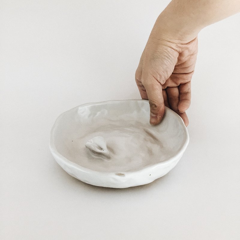 Bowl with floating object - Bowls - Pottery White