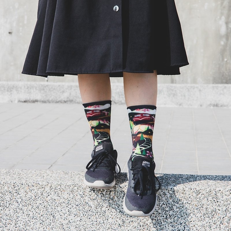 【小創襪】寶島咖印 - 阿里山小火車 嘉義 台灣景點 登山襪 紅色 - 襪子 - 環保材質 黑色
