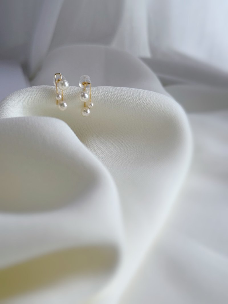 Triplet Note Earring- 18K Akoya Pearl Earring - ต่างหู - เครื่องประดับ สีทอง