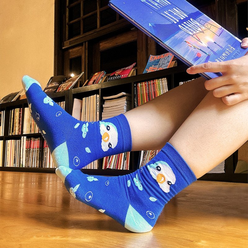 Socks / Blueberry Monk Parrot Illustration Mid-calf Socks - ถุงเท้า - ผ้าฝ้าย/ผ้าลินิน 