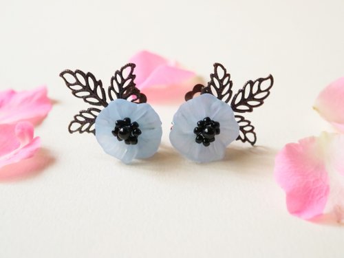 Heart Bouquet アネモネのイヤリング ブルー 繊細 花 かわいい シードビーズ テグス編み クリップイヤリング 蝶ばねイヤリング 青