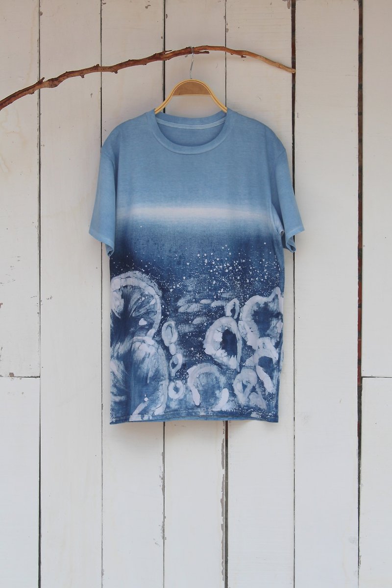 Free dyeing isvara handmade blue dyed symbiosis series sea Stone cotton T-shirt - เสื้อฮู้ด - ผ้าฝ้าย/ผ้าลินิน สีน้ำเงิน