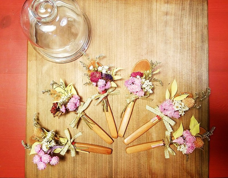 小さな新鮮な乾いた花とスプーン式 - 置物 - 木製 多色