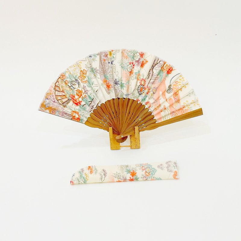 着物扇子　アンティークの絹の着物使用　日本の京都の職人が手仕事で制作　オンリーワン　プレゼントに最適 #61 - 扇子 - 絲．絹 白色