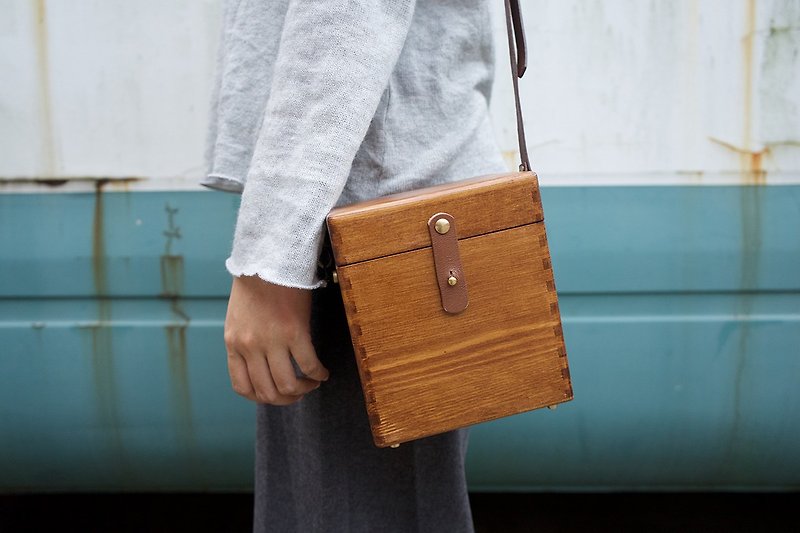 Vatican FANJI original design manual retro wooden bag small cube single shoulder - Messenger Bags & Sling Bags - Wood 
