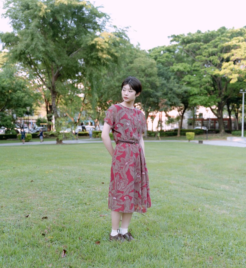 除了 True Love 不要再對愛情懷抱嬰兒式的幻想 - 洋裝/連身裙 - 棉．麻 紅色