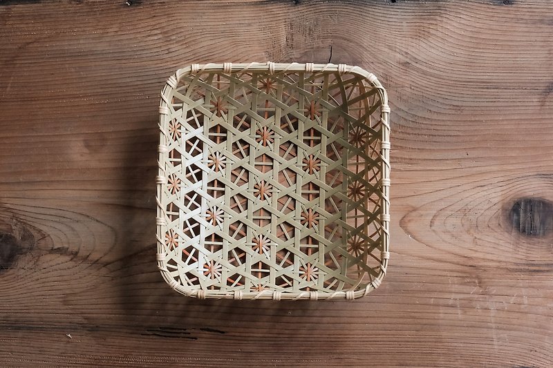 Handmade Bamboo Braided Plate (L) | Hexagon Hole Chrysanthemum Knitting|Natural Color/Natural Orange Dyed - จานเล็ก - ไม้ไผ่ สีส้ม