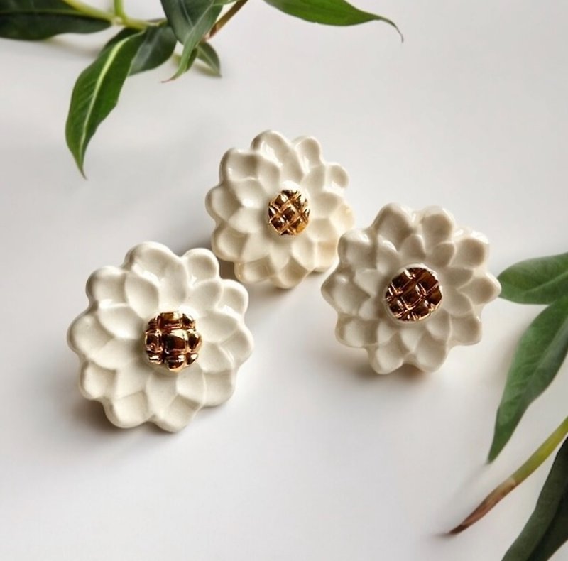 Pin brooch small dahlia - Brooches - Pottery White