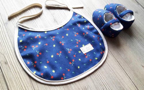 Cocon Zakka 深藍櫻桃彌月禮盒兩件組(羊毛布款嬰兒鞋+圍兜)