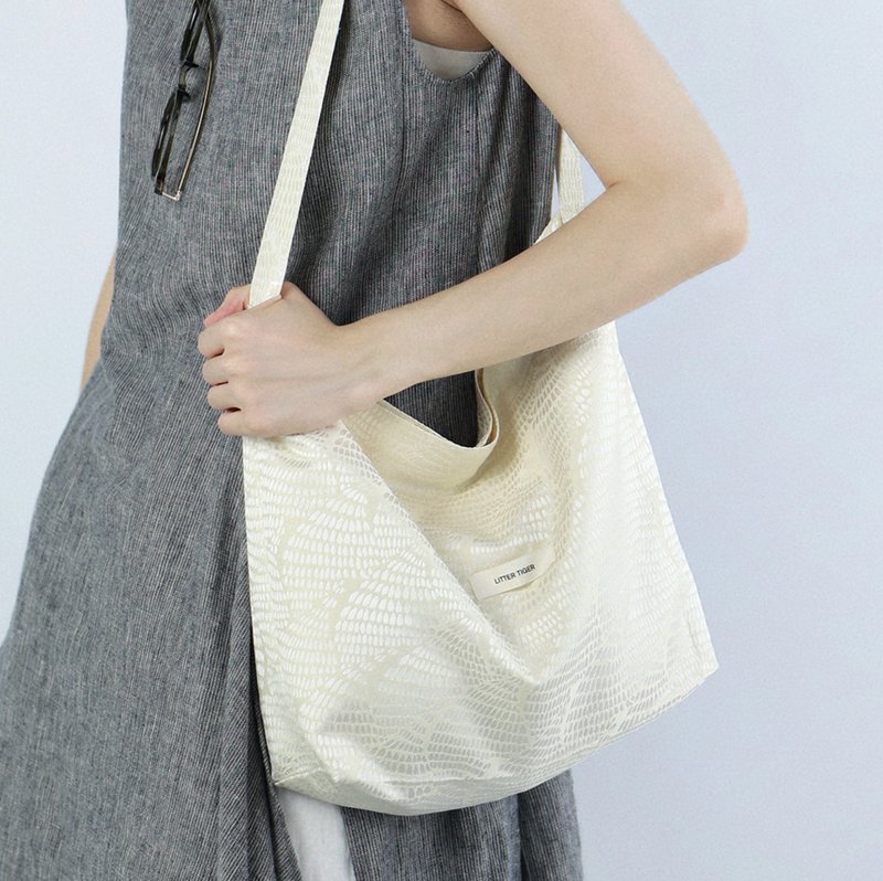 【葉影】森系復古文青/淺色系肌理感百搭單肩布包 - 側背包/斜背包 - 其他材質 白色