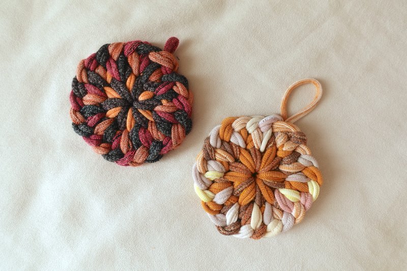 【 DIY 手作】襪圈杯墊 鍋墊 手指編織_成品_材料包_附教學影片 - 編織/刺繡/羊毛氈/縫紉 - 棉．麻 多色