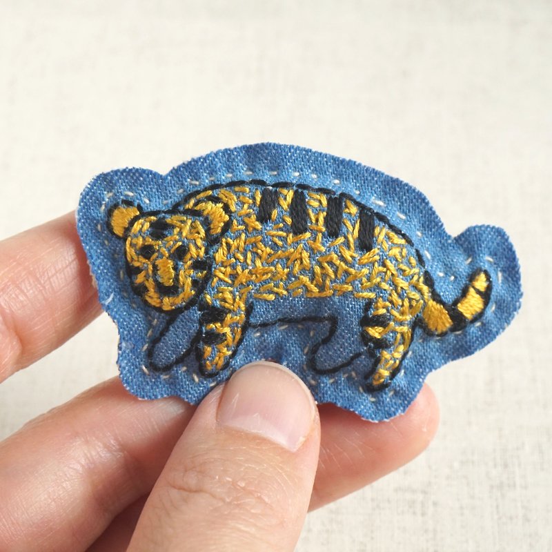 the oriental zodiac  brooch with hand embroidery "tiger" [order-receiving production] - Brooches - Thread Blue