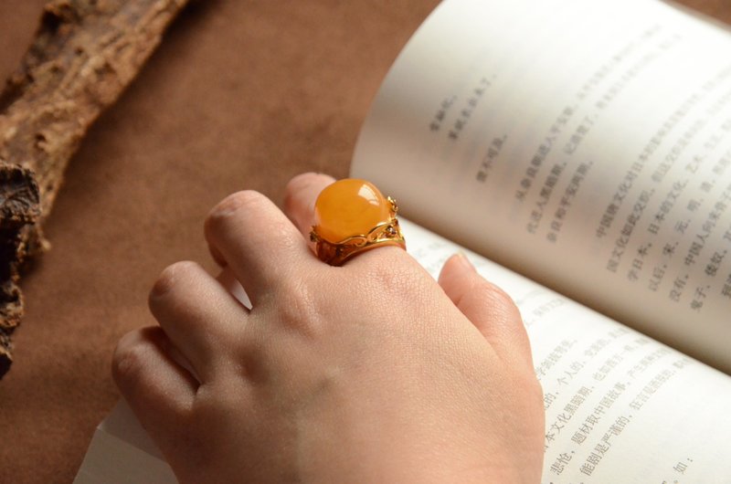 [Yuwei] Natural chicken fat yellow full honey amber Wax pure 925 sterling Silver gold-plated high-end living mouth ring - แหวนทั่วไป - เครื่องประดับพลอย 