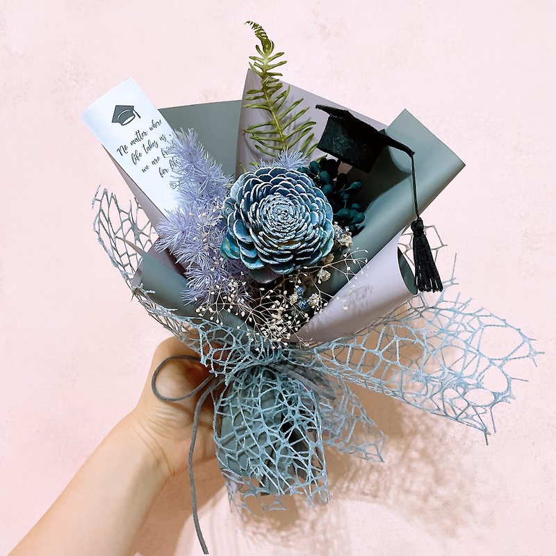 Hi boyfriend x dry flower graduation bouquet - ช่อดอกไม้แห้ง - พืช/ดอกไม้ สีน้ำเงิน