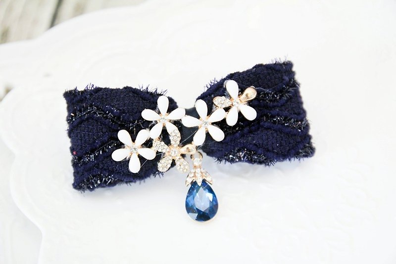 Treasure blue extravagance flower French clip - เครื่องประดับผม - ผ้าฝ้าย/ผ้าลินิน สีน้ำเงิน