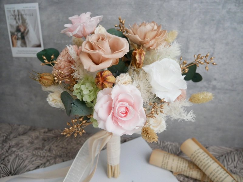 自然型手綁不凋捧花【柔光秘境】永生花/拍婚紗/登記結婚花束 - 乾燥花/永生花 - 植物．花 卡其色