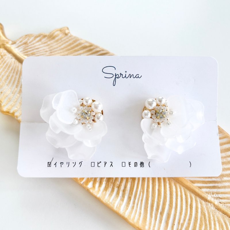 Ruffle flower earrings -White - ต่างหู - อะคริลิค ขาว