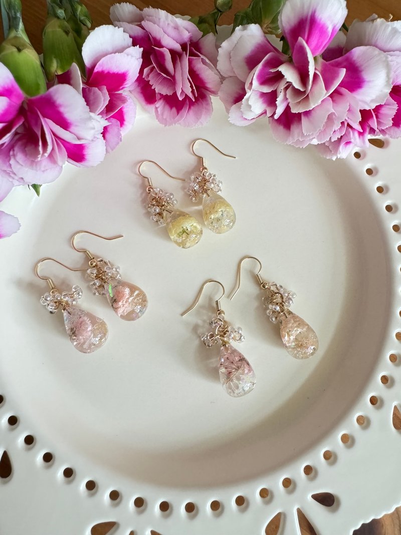 Japanese daily style dry flower gypsophila water drop fishing earrings - ต่างหู - เรซิน สึชมพู