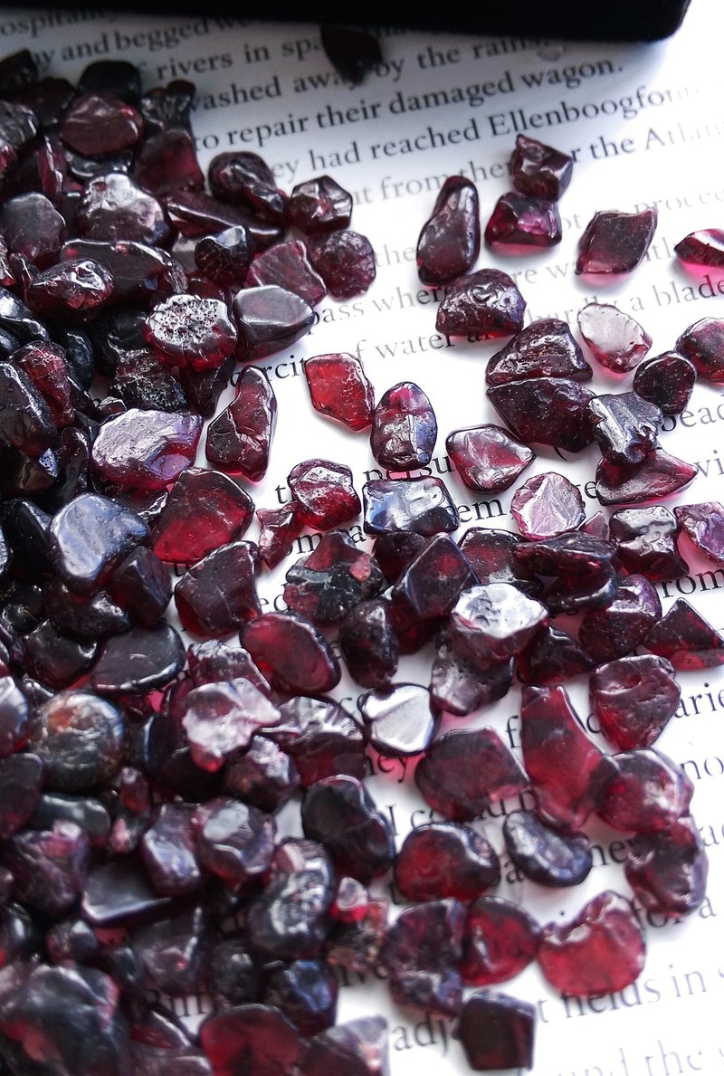 Garnet 天然石榴石碎石 淨化專用小碎石 一份 100g 售100元 - 擺飾/家飾品 - 其他材質 