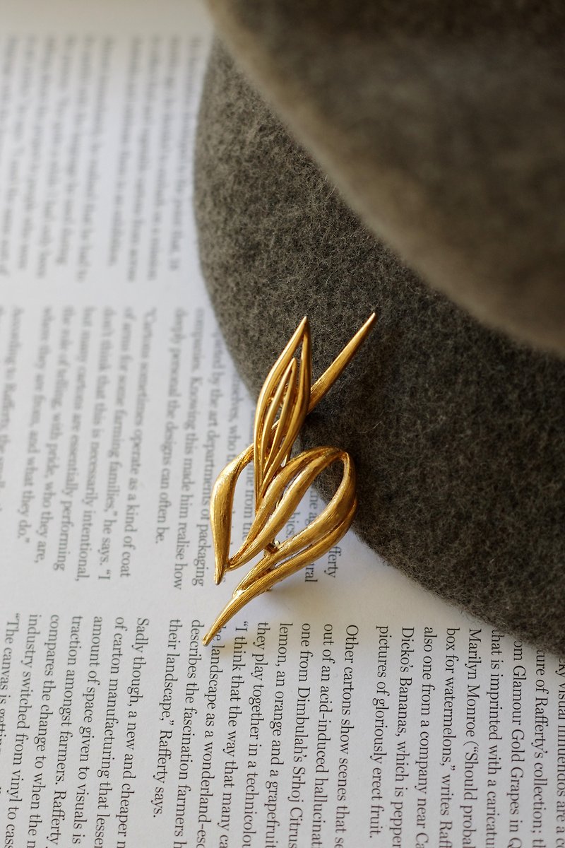 Vintage gold tone leaf brooch pin - เข็มกลัด - โลหะ สีทอง