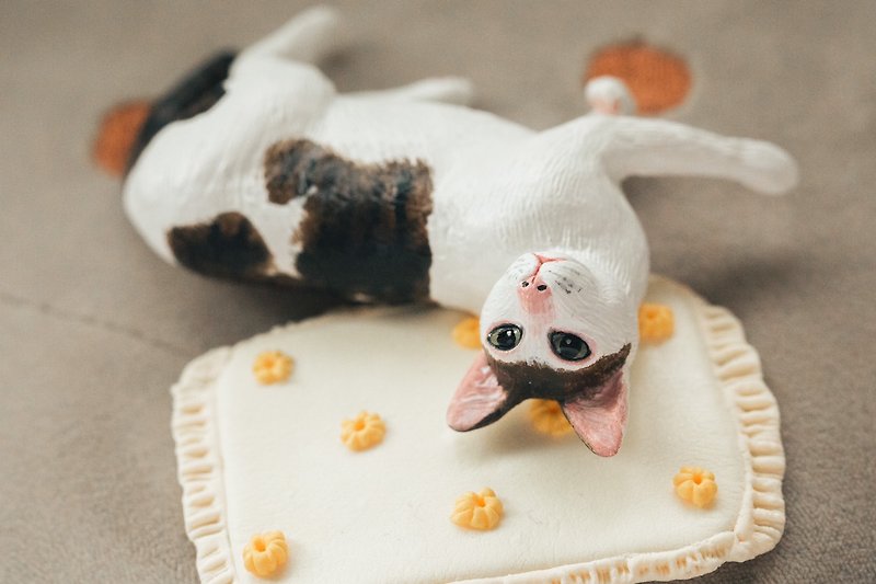 Cat customized pet handmade clay model with accessories - Stuffed Dolls & Figurines - Clay White