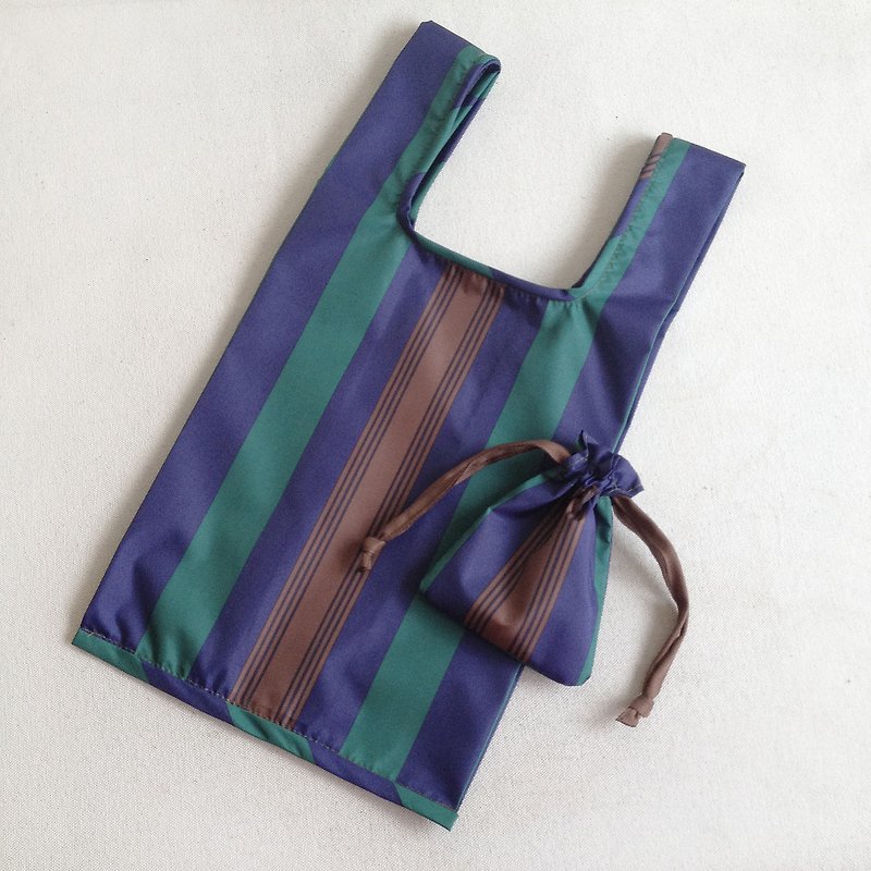 Straight striped watermelon waterproof shopping bag with a bundle pocket - กระเป๋าถือ - วัสดุกันนำ้ สีเขียว