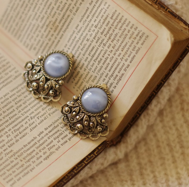 Maoben Antiques-Antique silver lace carved translucent halo clip-on earrings - ต่างหู - โลหะ สีเงิน