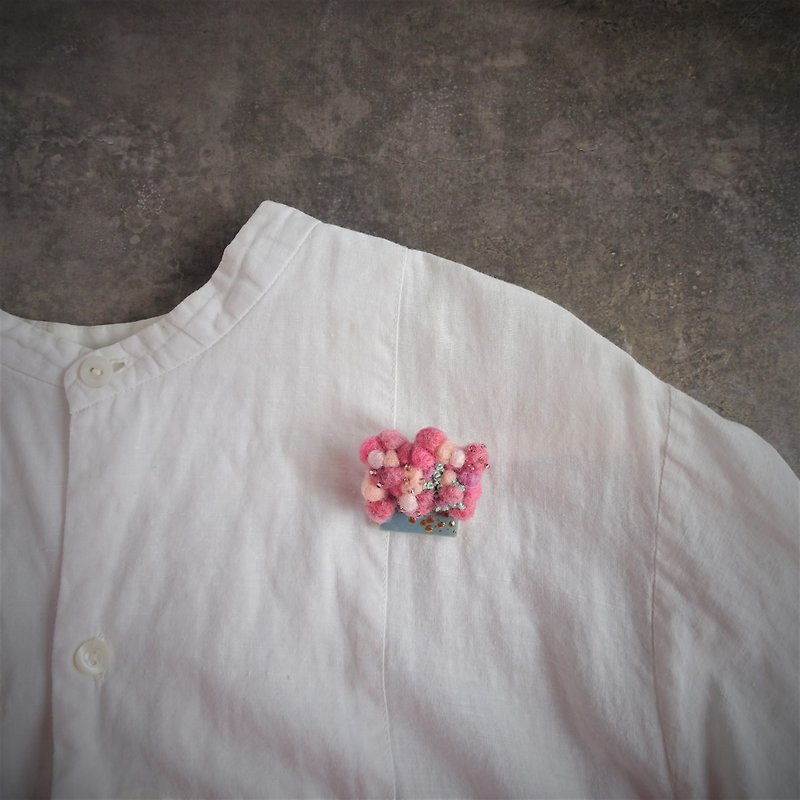 金継ぎ 羊毛  刺繍  シータイルのブローチ - ブローチ - 磁器 ピンク