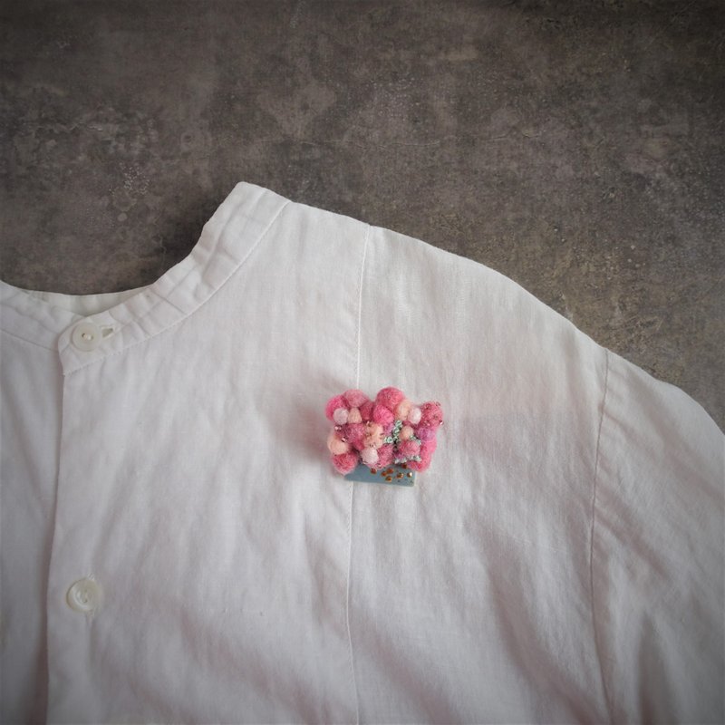 金継ぎ 羊毛  刺繍  シータイルのブローチ - 胸針 - 瓷 粉紅色