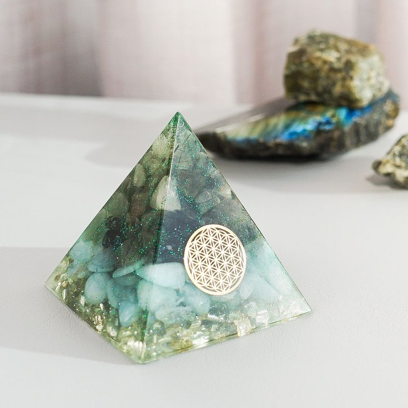 預訂【綠髮晶、海藍寶】奧根水晶能量金字塔Orgonite 6x6 cm - 擺飾/家飾品 - 水晶 多色
