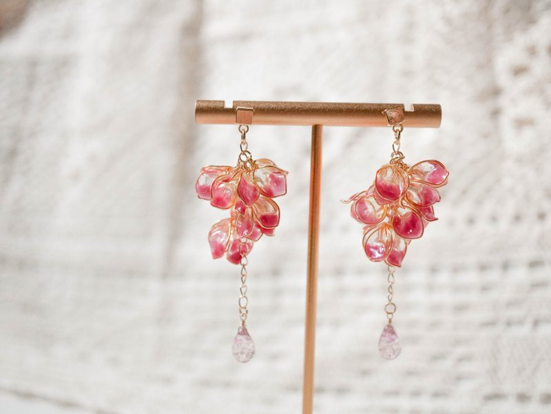 【Flower temperature】The flowers are scattered like lily of the valley. Czech glass drop beads. Earrings/ Clip-On - ต่างหู - โลหะ สีแดง