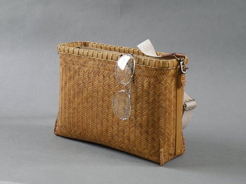 竹籠バッグ　かごバッグ　網代編み　燻煙竹　ショルダーバッグ - 側背包/斜背包 - 竹 咖啡色